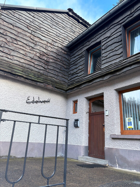 La facade d'un bâtiment moderne, sur lequel est écrit "Edelweiss"